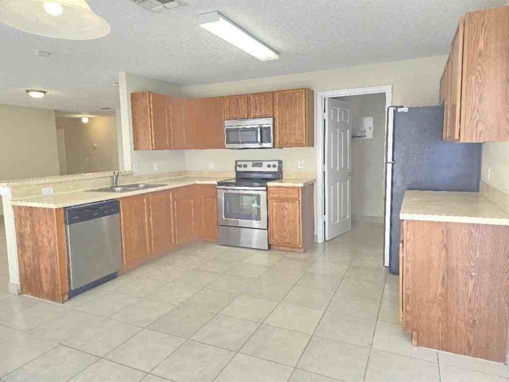 618 Windrose Dr - Photo 3 of 17