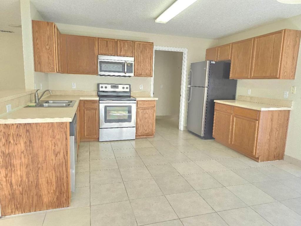 618 Windrose Dr - Photo 4 of 17