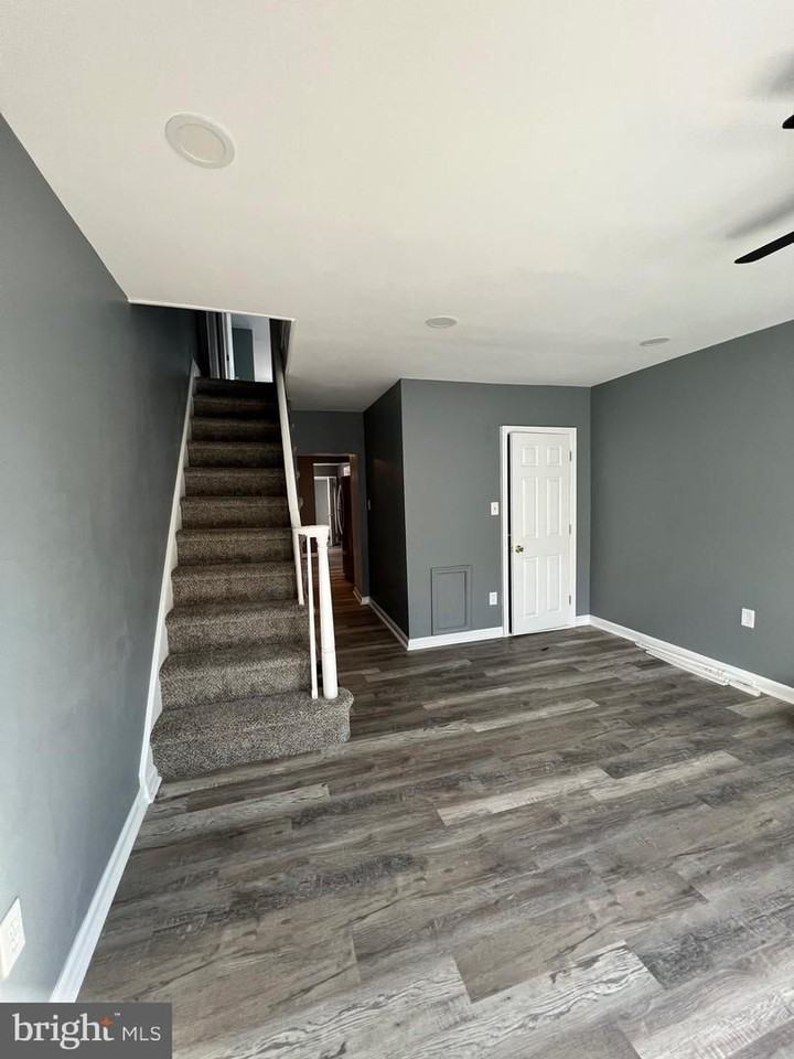 407 E 10th St - Photo 2 of 8