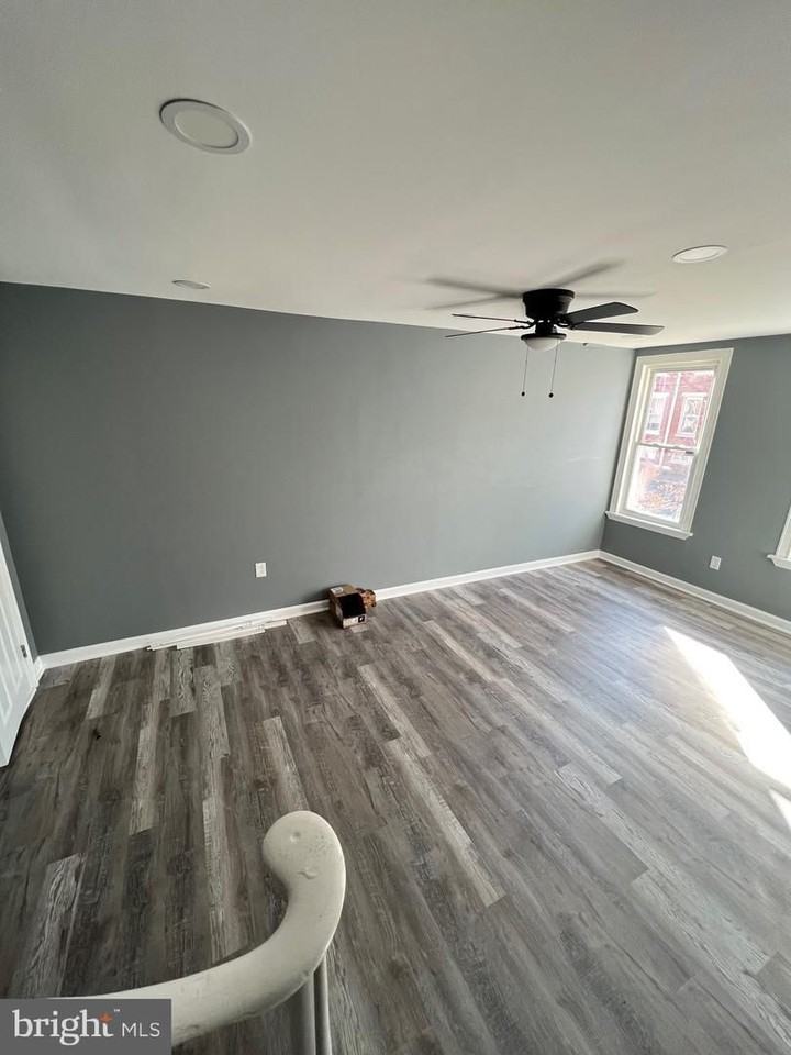 407 E 10th St - Photo 3 of 8
