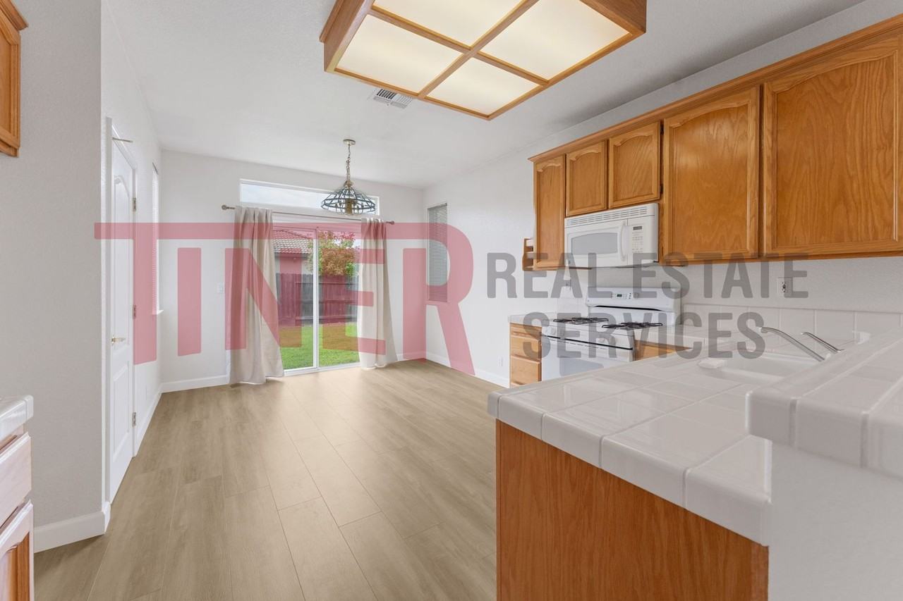 1651 Stebbing Dr - Photo 3 of 17