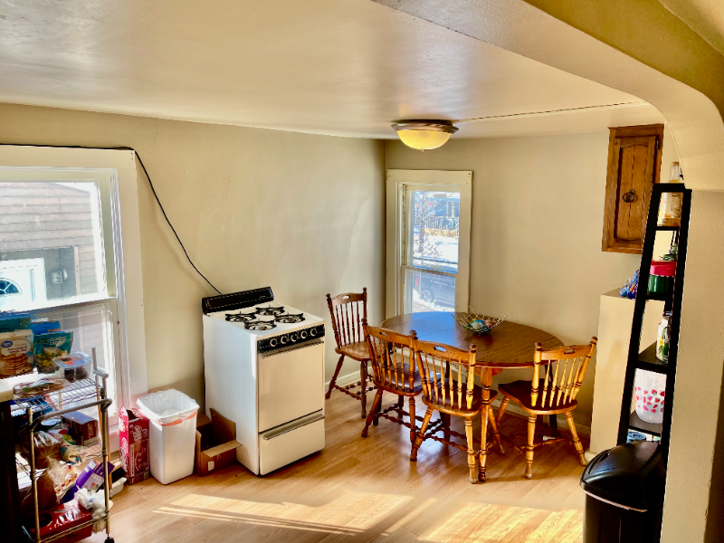 323 Center St - Photo 4 of 10