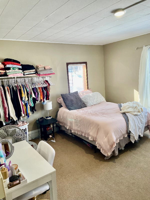 323 Center St - Photo 6 of 10