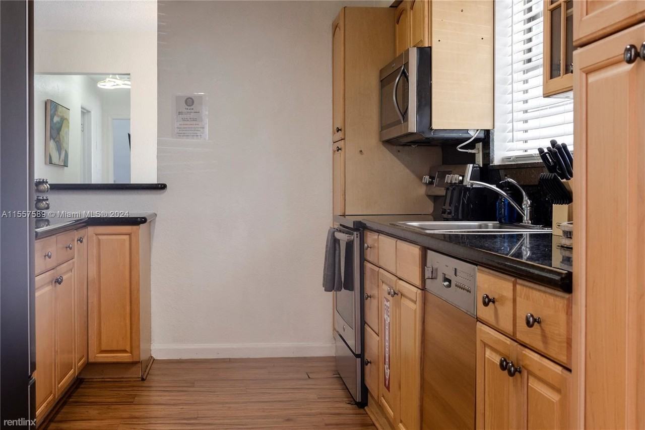 2565 Ne 214th St - Photo 3 of 10