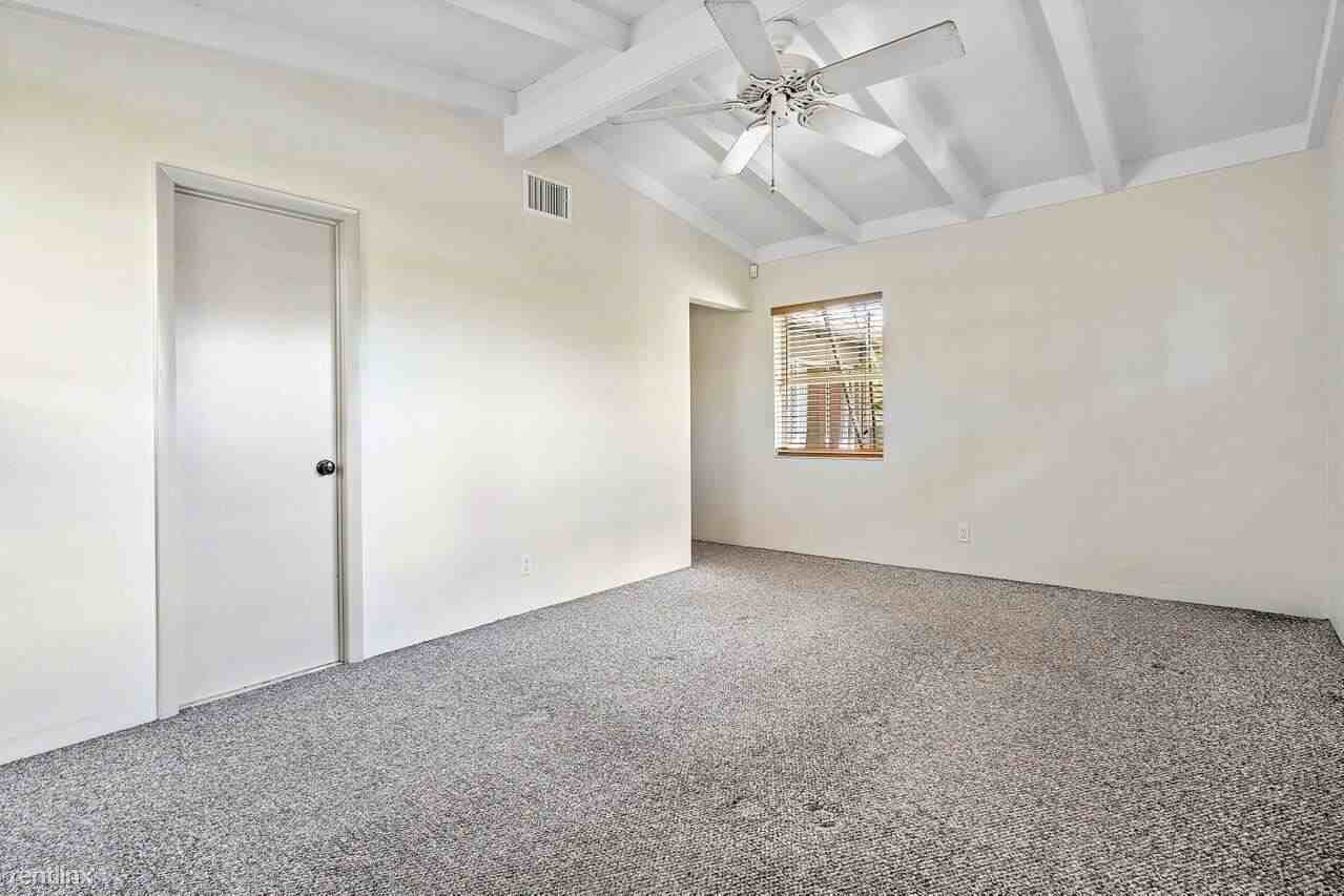 2431 Key Largo Ln - Photo 3 of 10