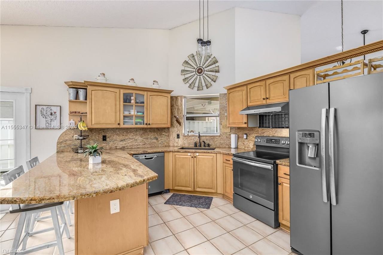 10920 Sw 10th Pl - Photo 2 of 10