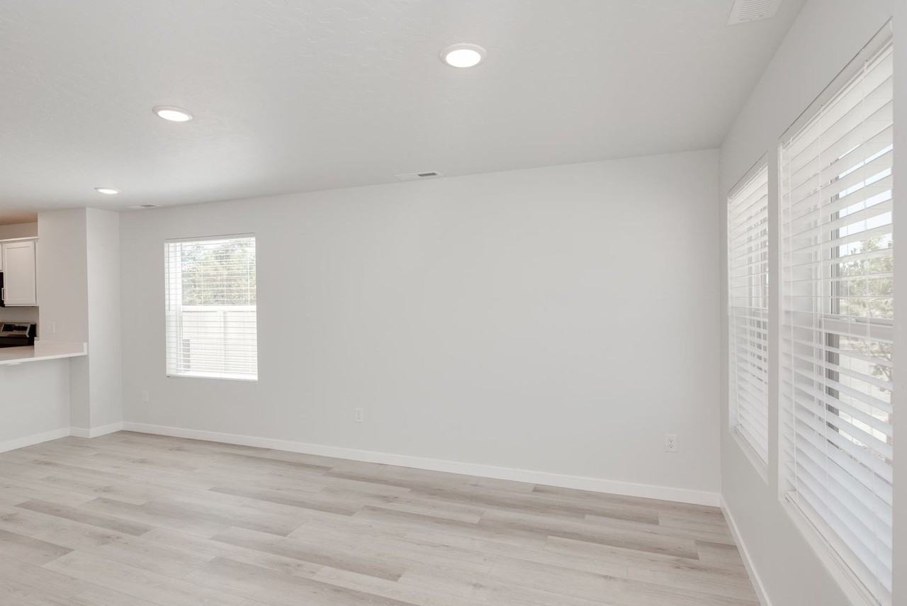 1673 S Arborwood Ln - Photo 3 of 19