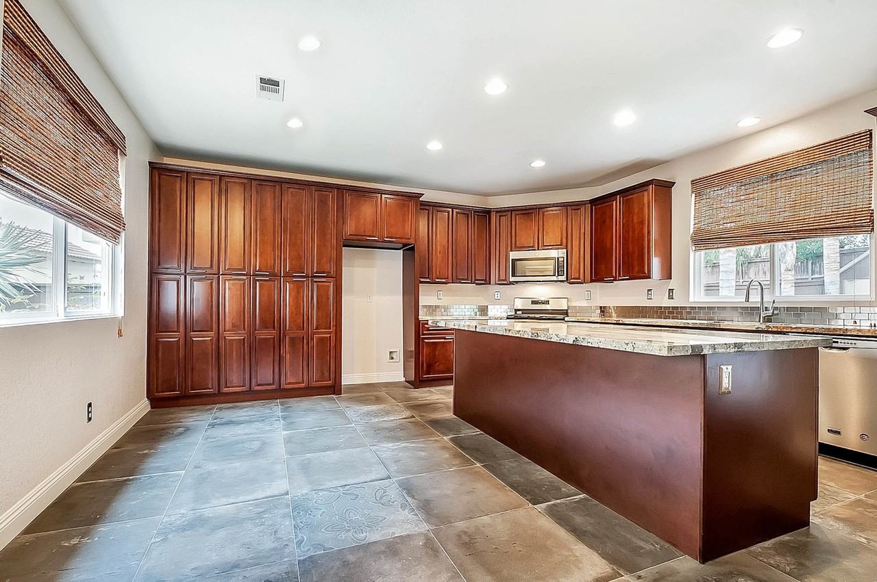 32440 Angelo Dr - Photo 3 of 28