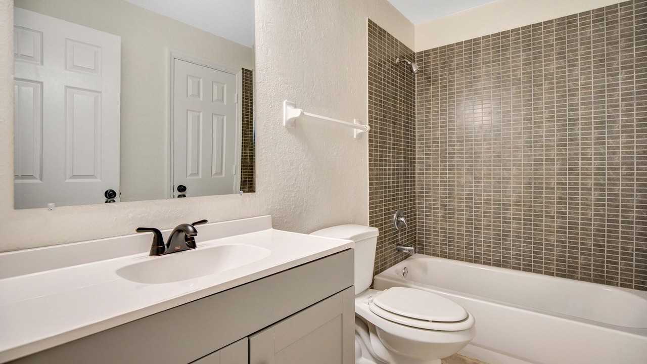 1777 Eastern Rd - Photo 4 of 9