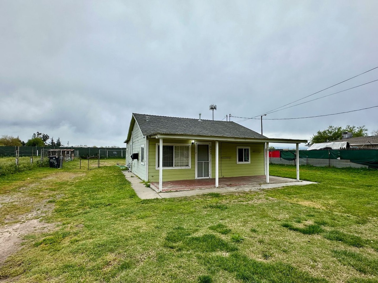 2464 Lathrop Rd - Photo 2 of 16