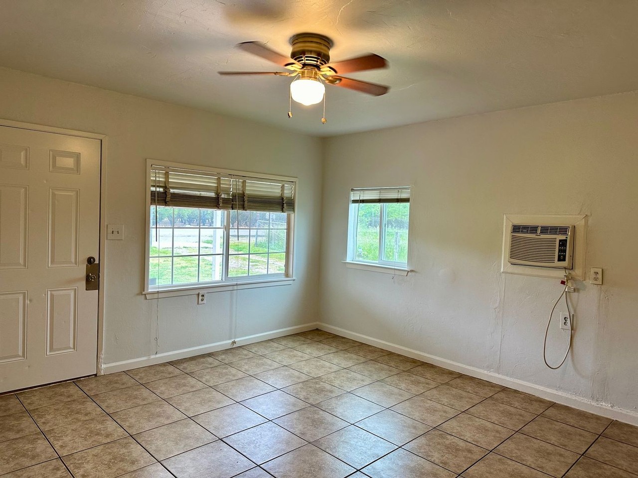 2464 Lathrop Rd - Photo 4 of 16