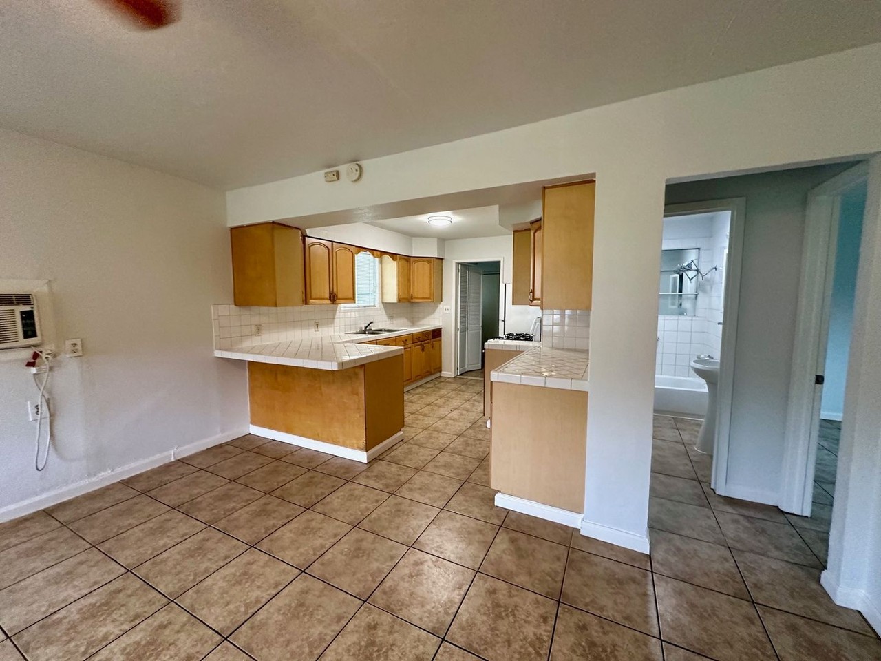 2464 Lathrop Rd - Photo 5 of 16