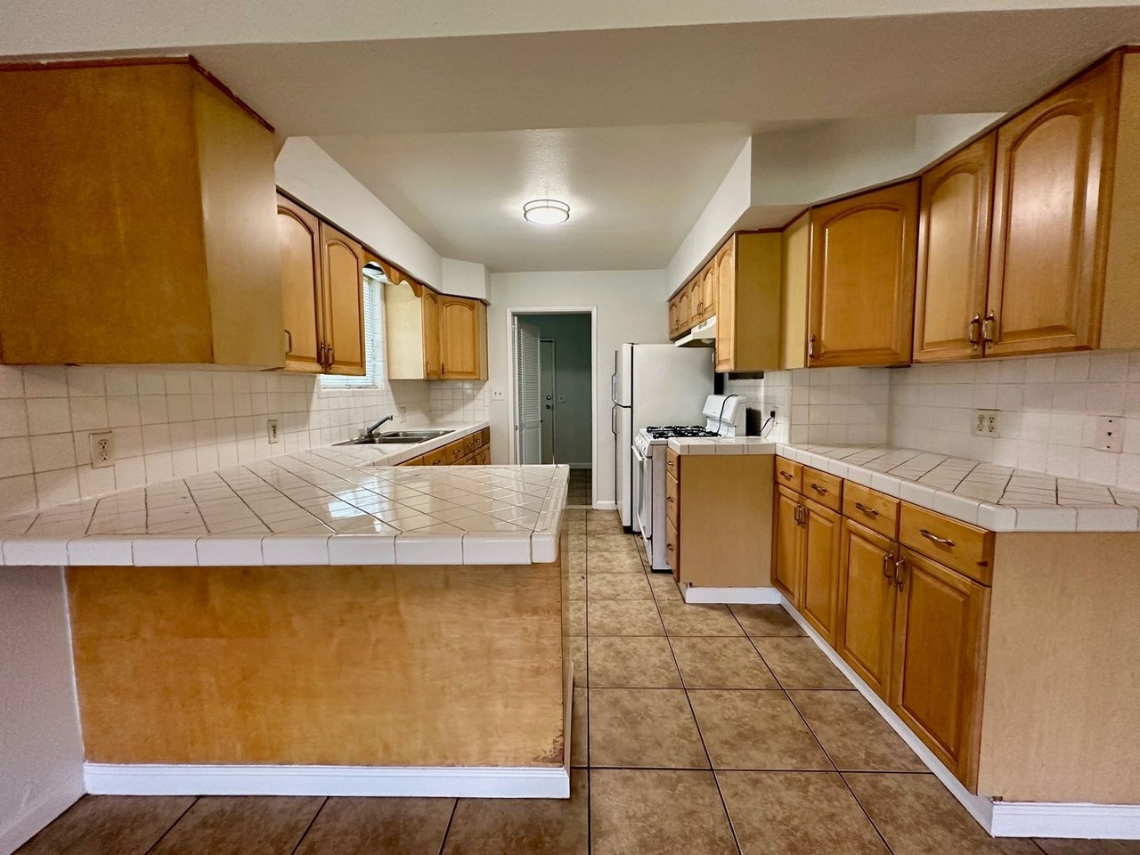 2464 Lathrop Rd - Photo 6 of 16