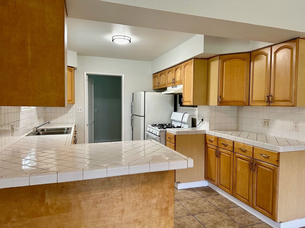 2464 Lathrop Rd - Photo 7 of 16