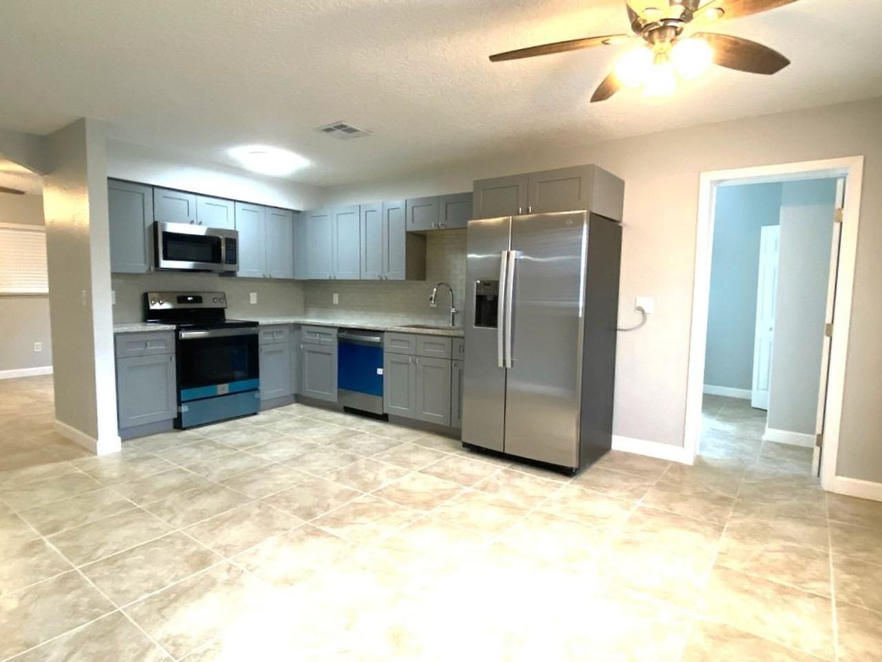 228 E Holly Dr - Photo 2 of 19