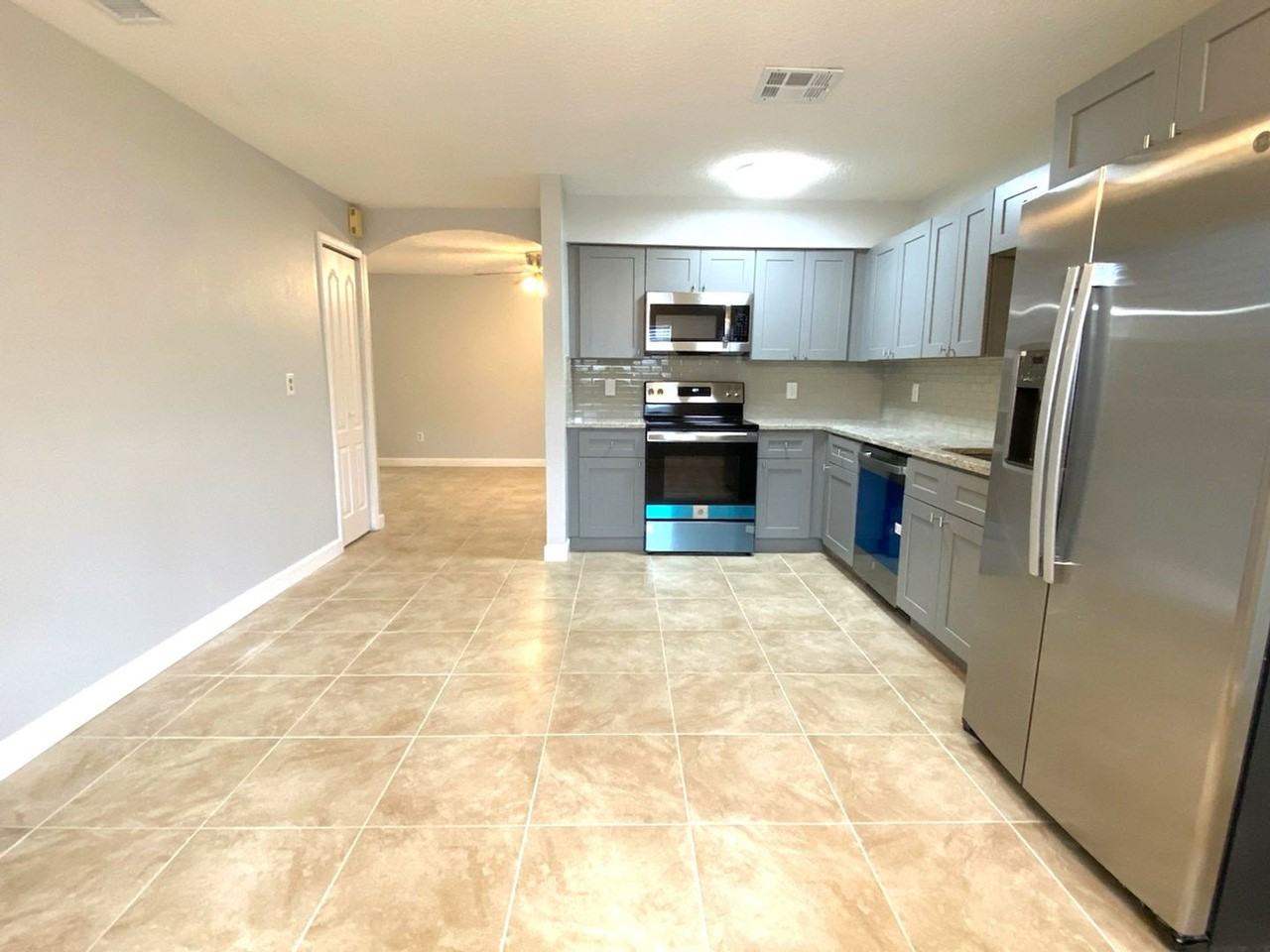 228 E Holly Dr - Photo 3 of 19