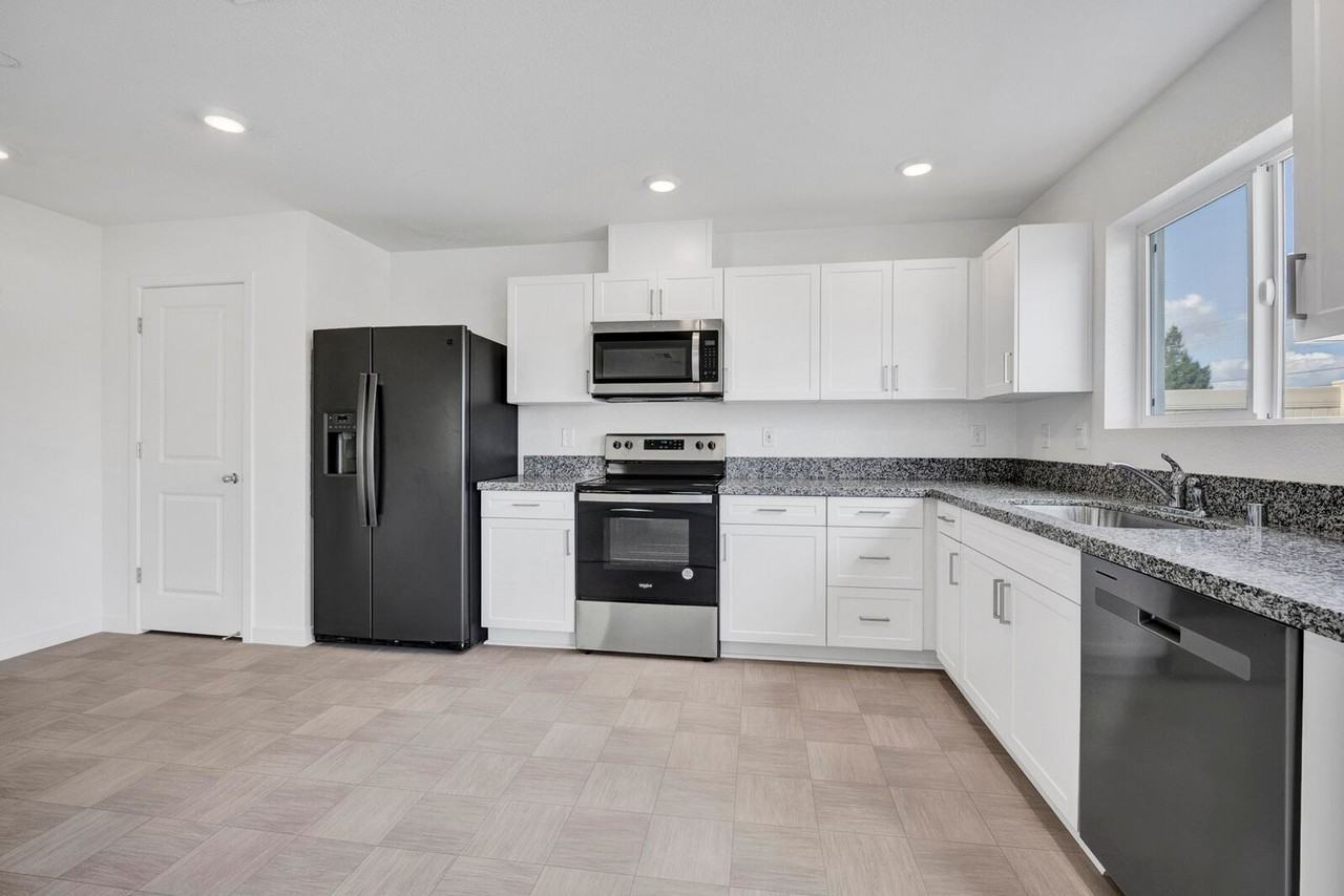 7725 Forestdale Way - Photo 7 of 21