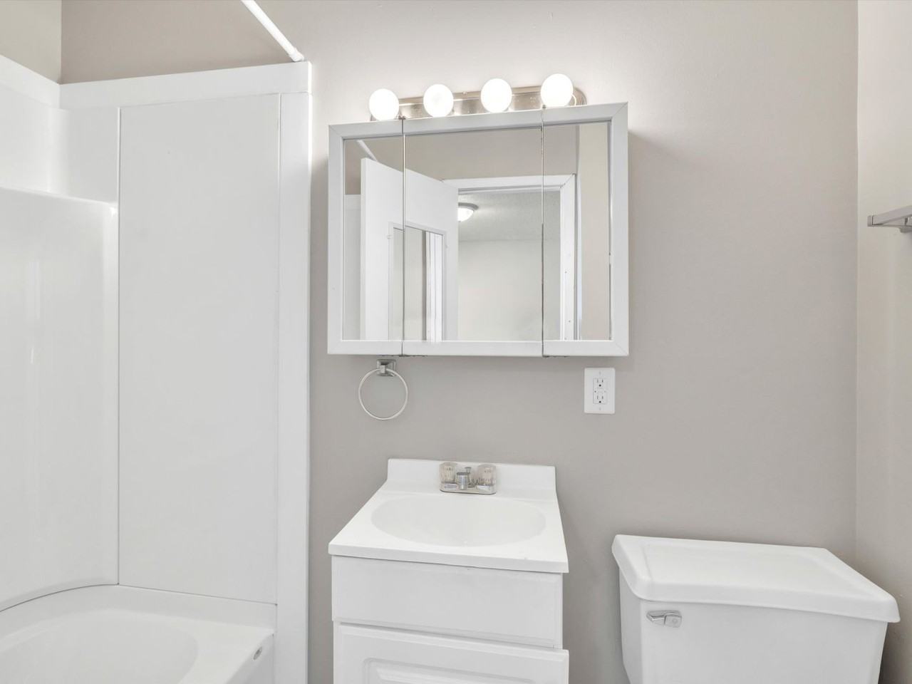 Richardt Apartments - Photo 6 of 15