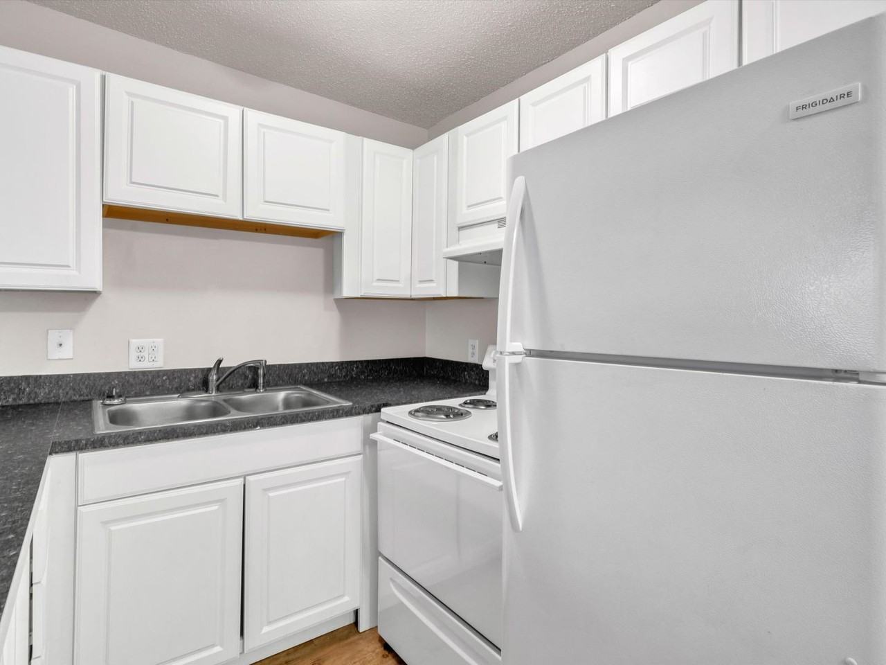 Richardt Apartments - Photo 3 of 15