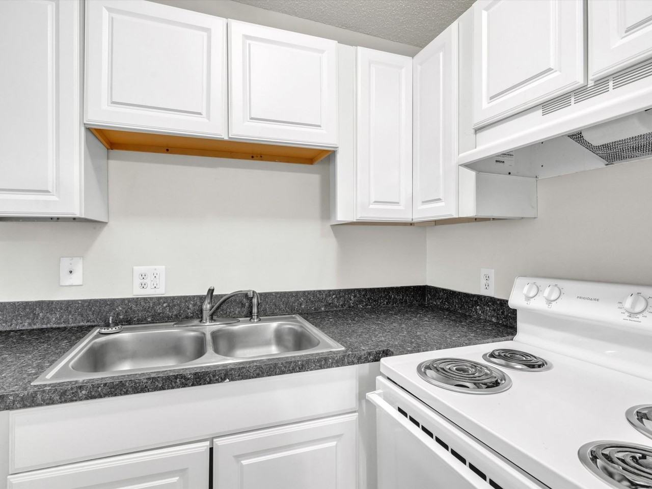 Richardt Apartments - Photo 3 of 24