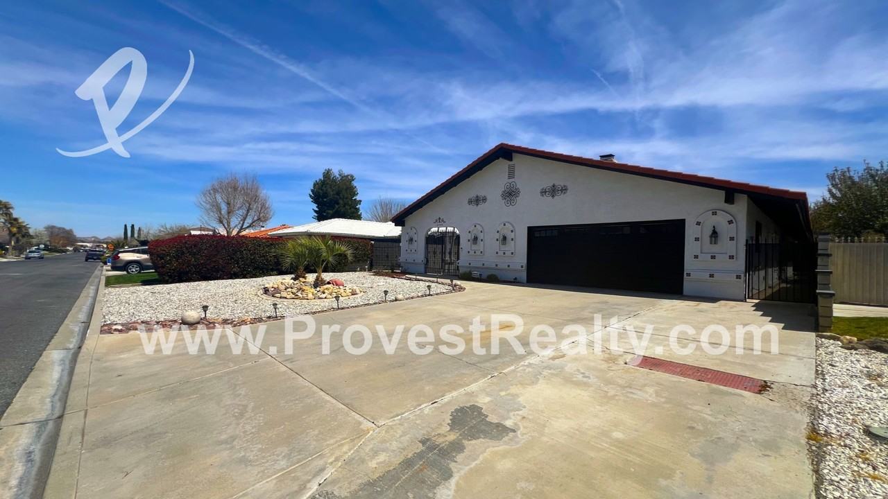 12725 Bermuda Dunes Dr - Photo 3 of 28