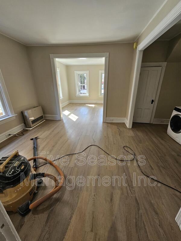 98 N Champlain St - Photo 3 of 11