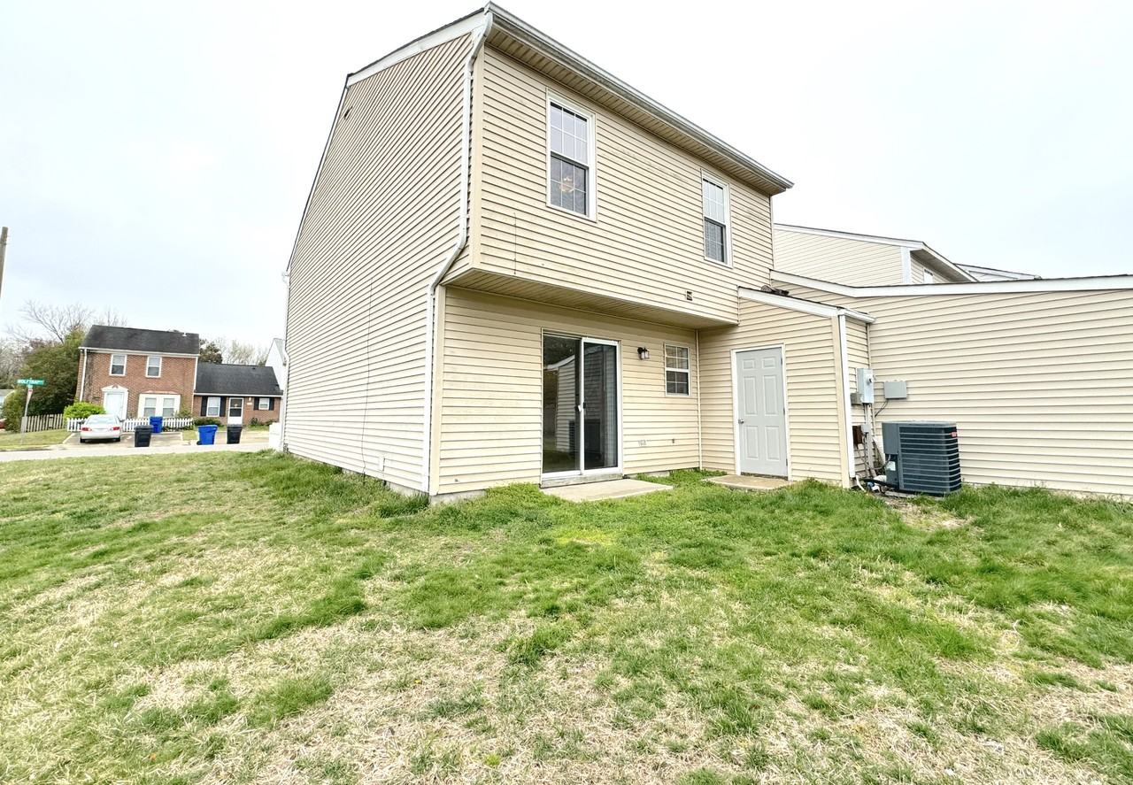700 Wolftrap Ln - Photo 2 of 24