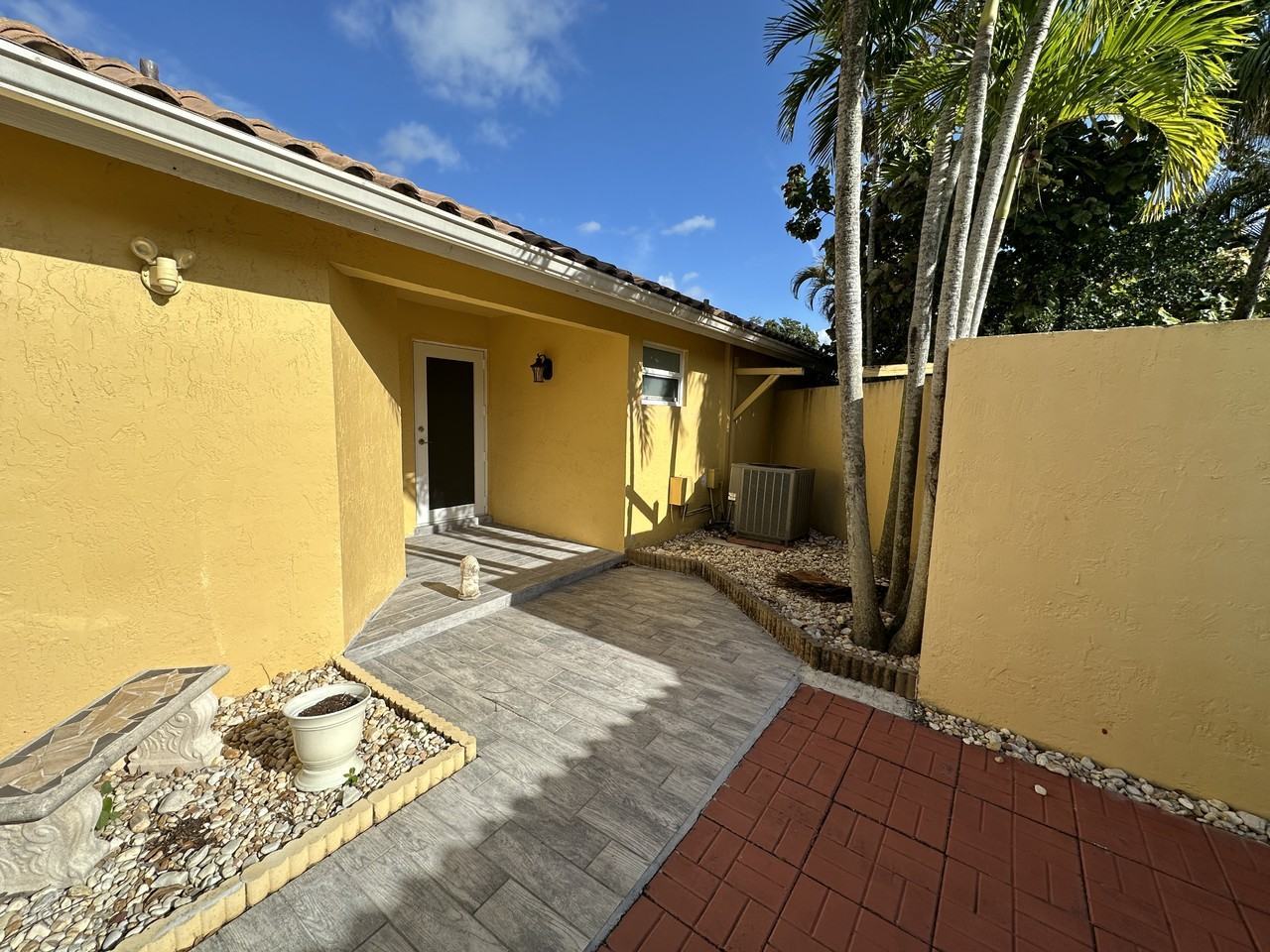 15071 S Waterford Dr - Photo 2 of 17