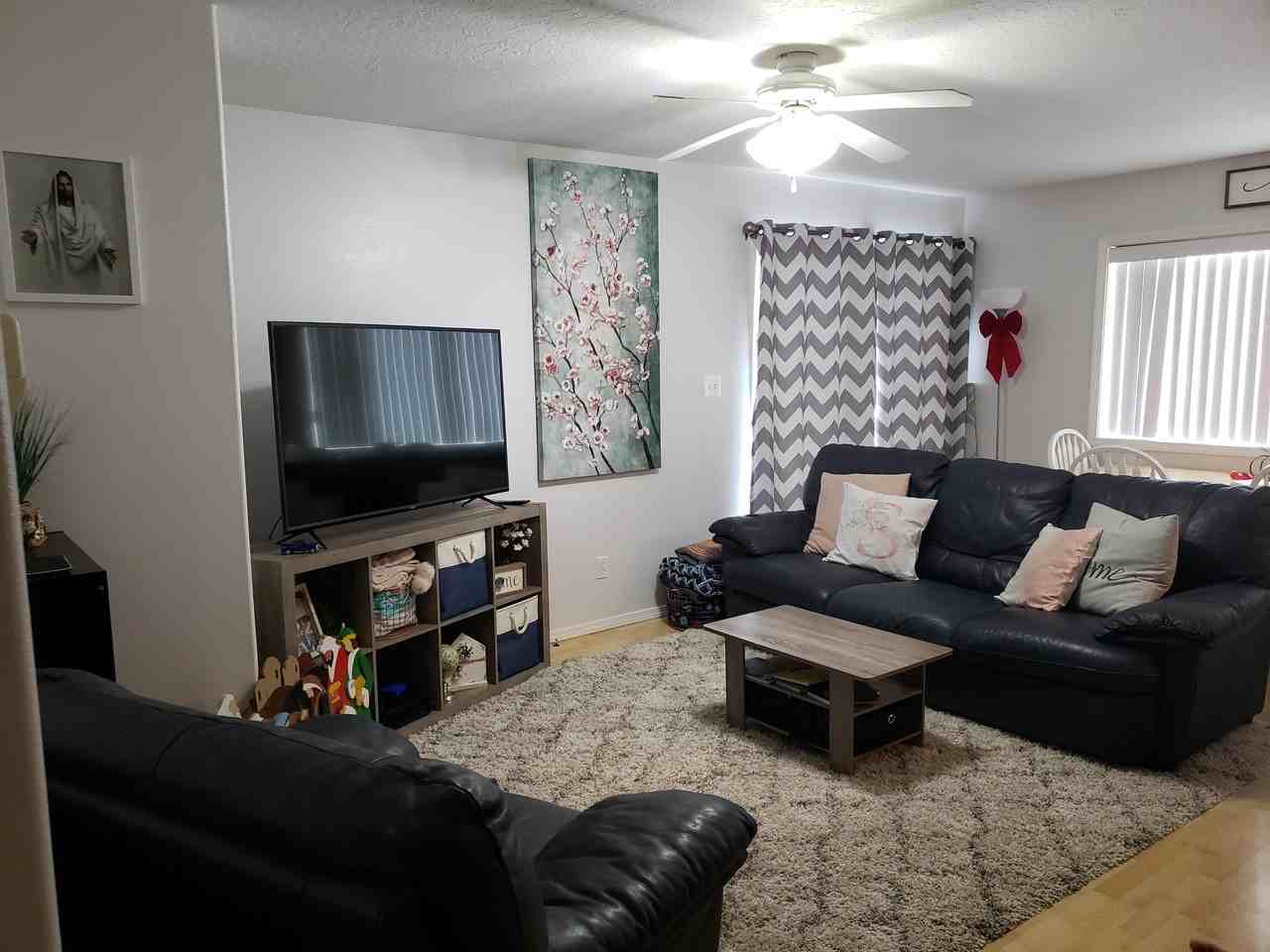 390 E Oak St - Photo 3 of 6