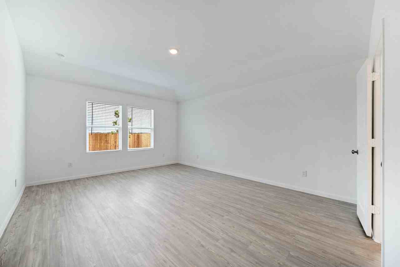 345 Cordova Xing - Photo 3 of 29