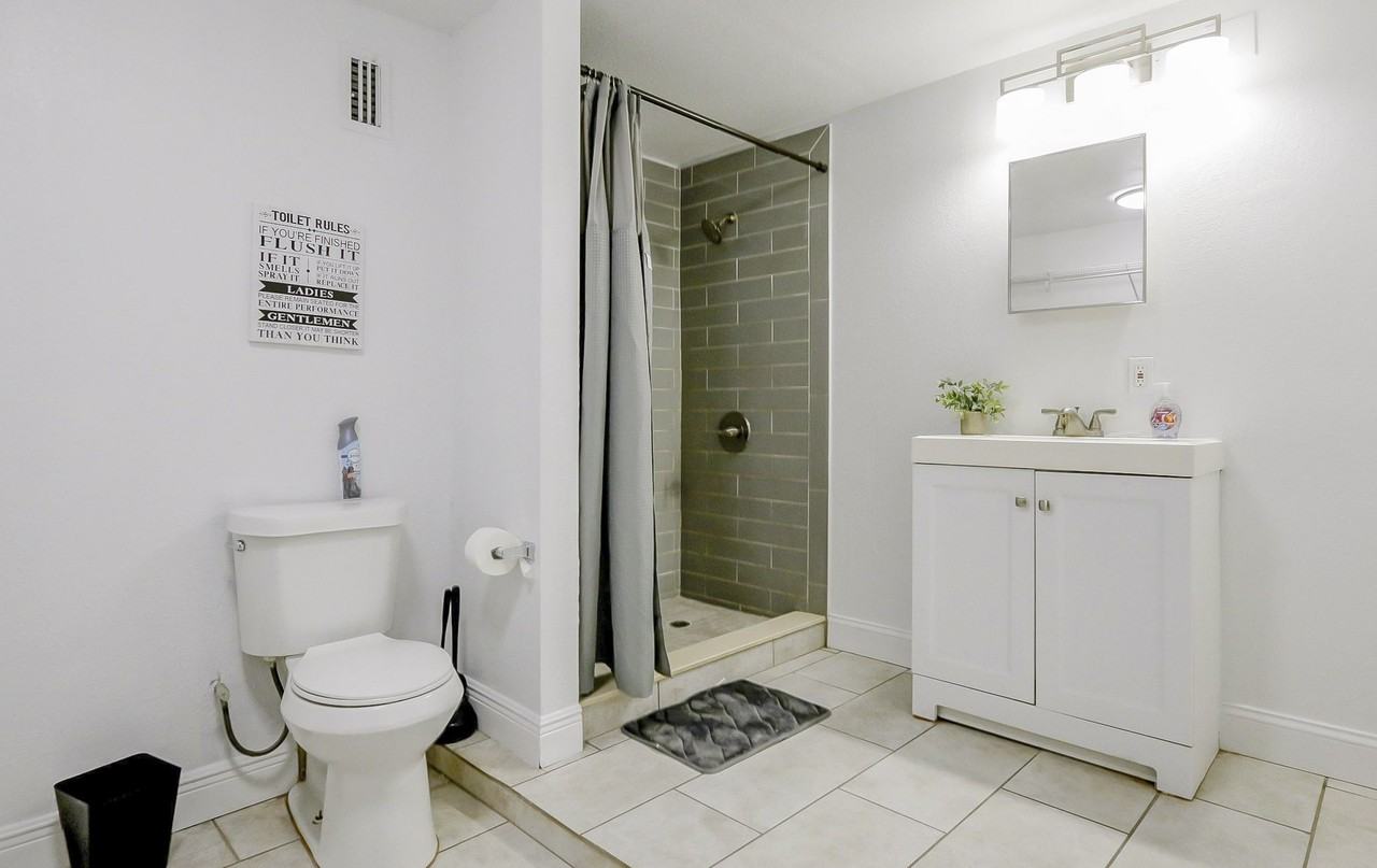 Queen St S - Photo 2 of 20