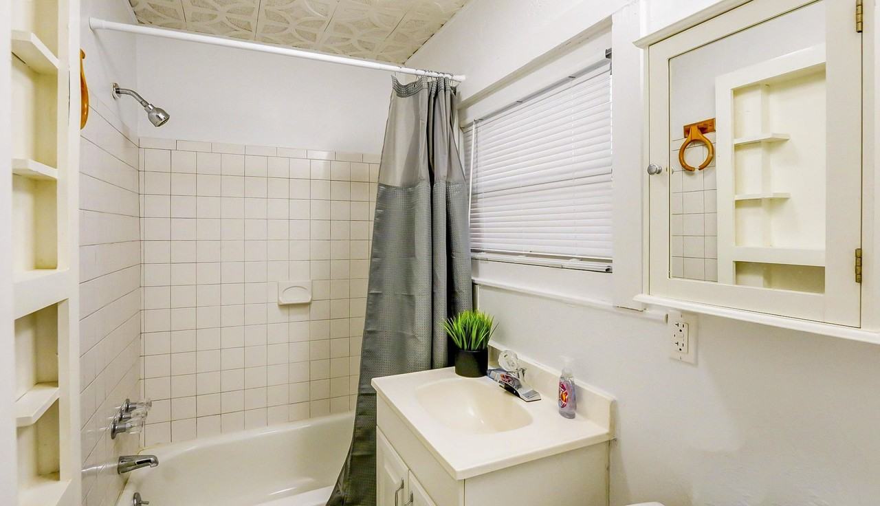 Queen St S - Photo 6 of 21