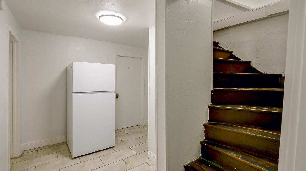 Queen St S - Photo 7 of 21