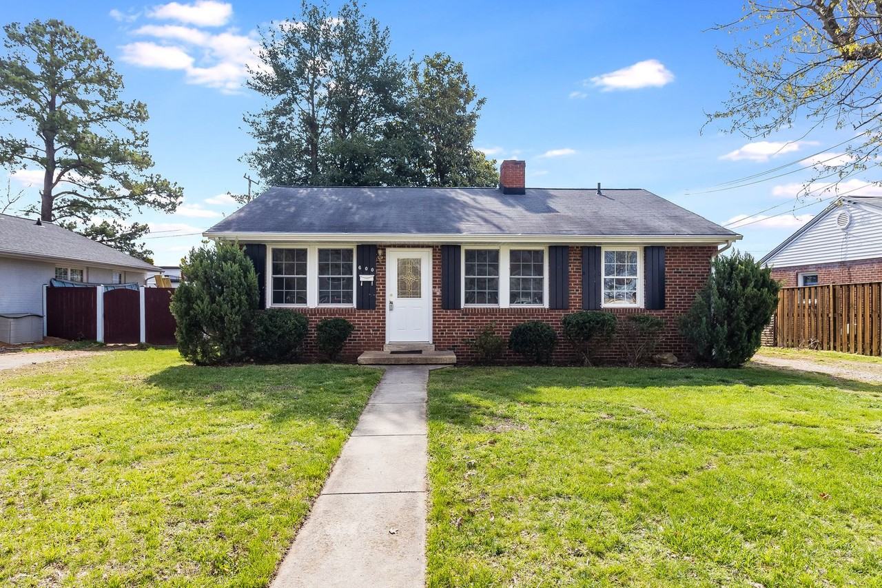 600 Woodford St - Photo 2 of 25