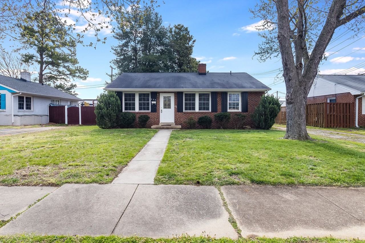 600 Woodford St - Photo 4 of 25