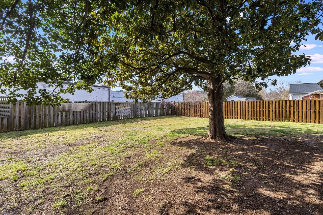 600 Woodford St - Photo 5 of 25