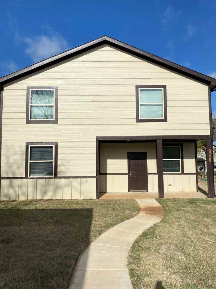 1051 Deer Ln - Photo 2 of 12