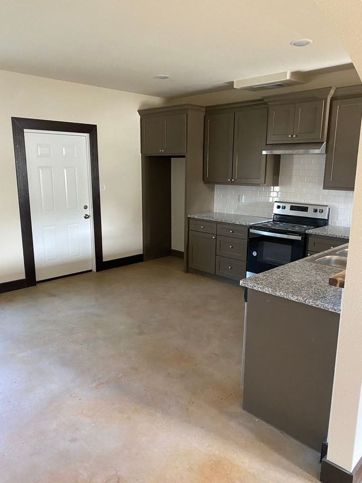 1051 Deer Ln - Photo 4 of 12