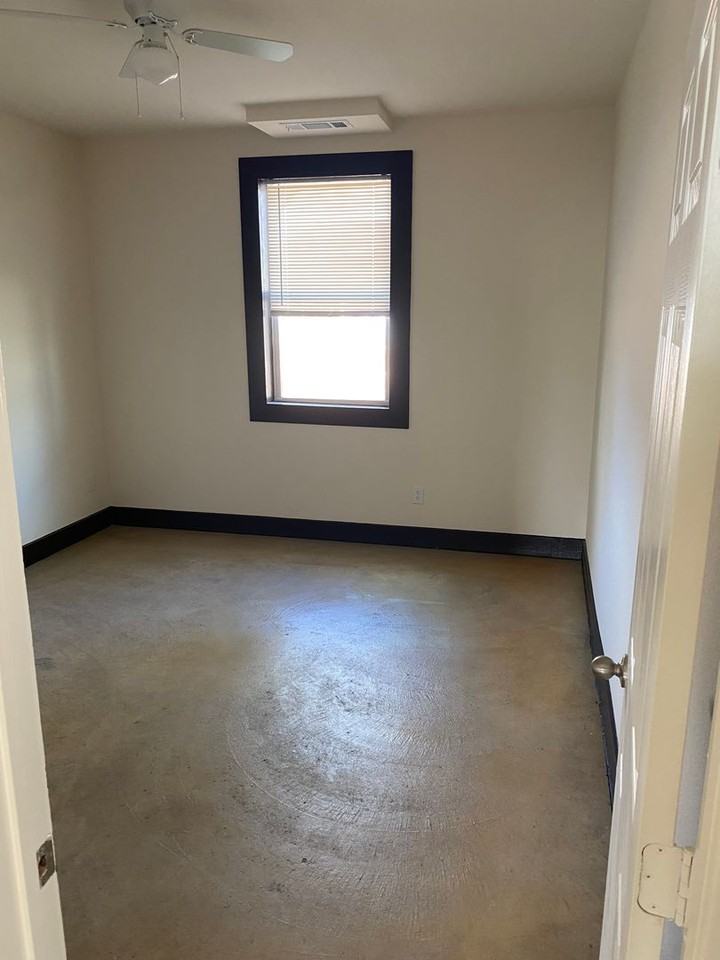 1051 Deer Ln - Photo 6 of 12