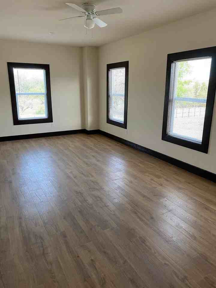 1083 Deer Ln - Photo 4 of 15