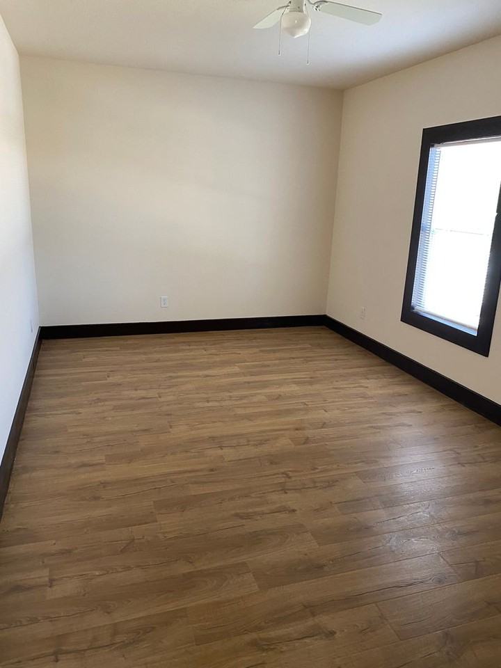 1083 Deer Ln - Photo 5 of 15