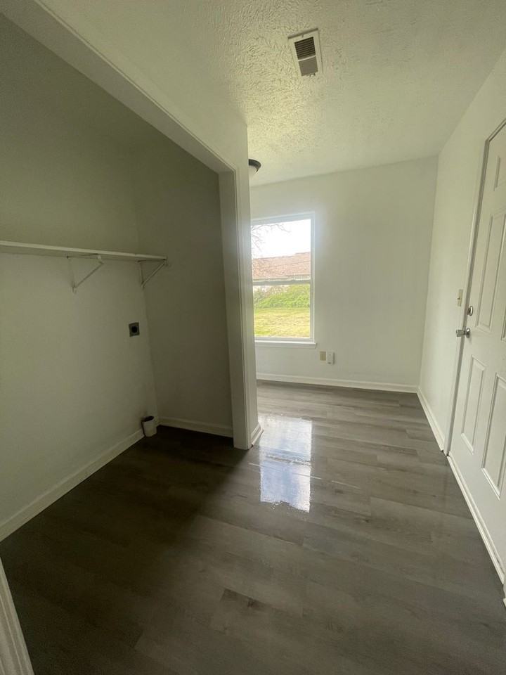 1547 E Nora St - Photo 4 of 10