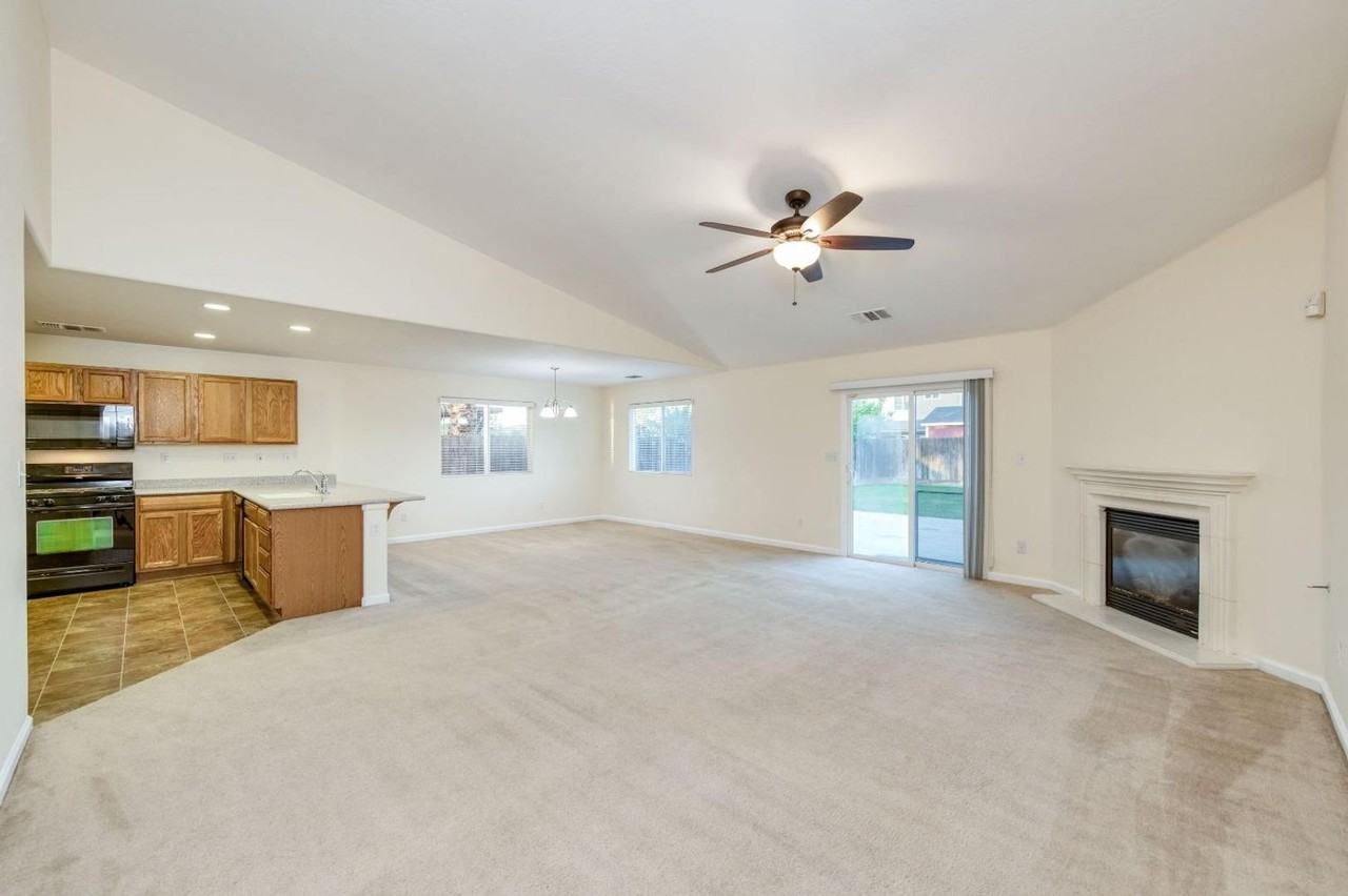 551 S Kona Ave - Photo 3 of 26