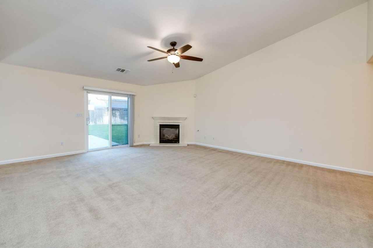 551 S Kona Ave - Photo 4 of 26