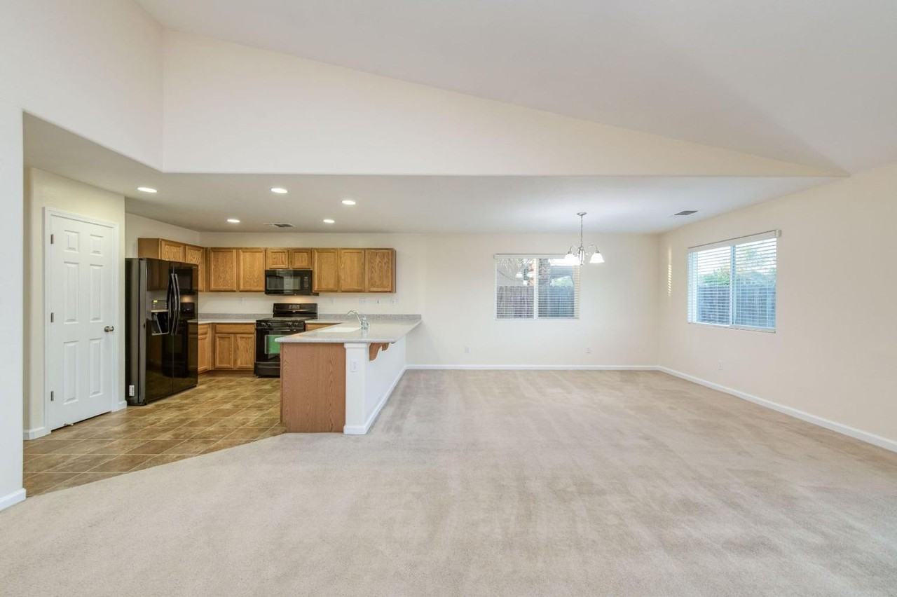 551 S Kona Ave - Photo 7 of 26