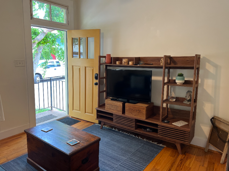 1120 Austerlitz St - Photo 2 of 10