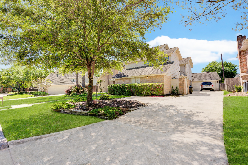 16607 Brenton Oaks Dr - Photo 2 of 22