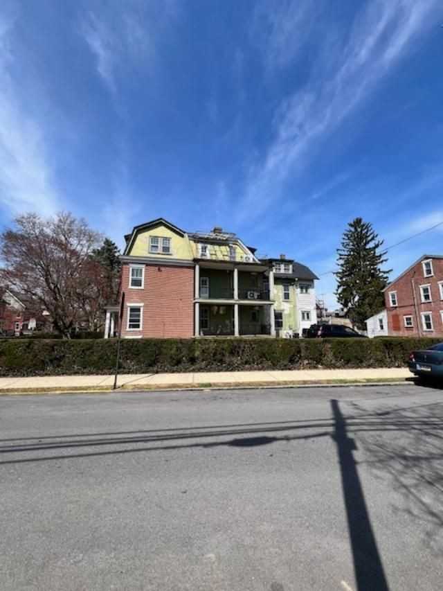 537 S Walnut St - Photo 2 of 6