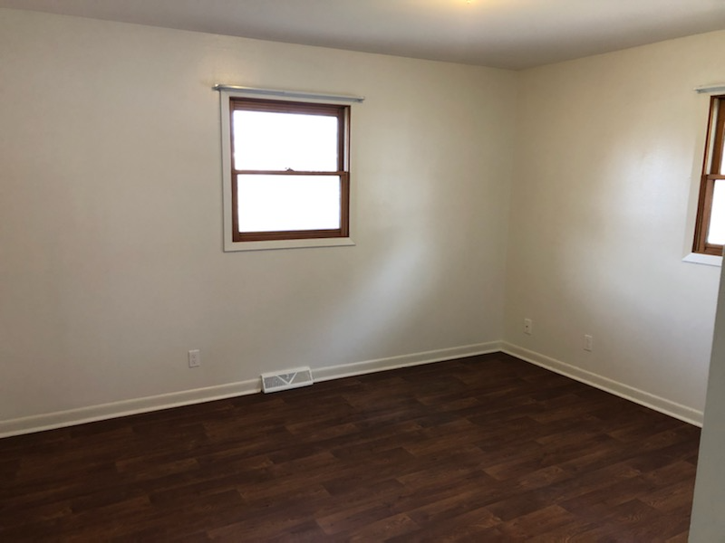 2311 Eastmoreland Ave - Photo 3 of 8