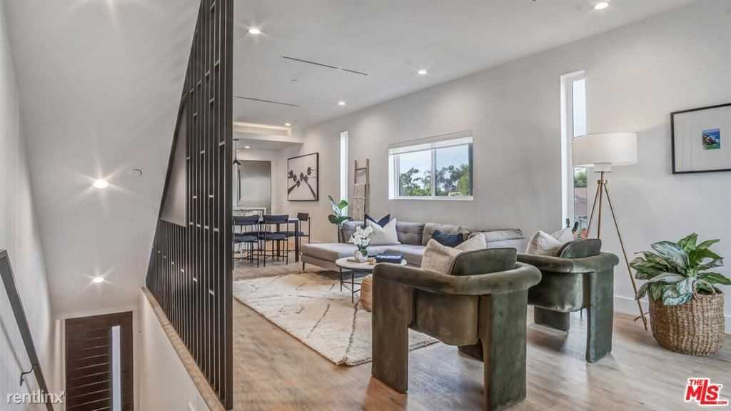 3154 Curts Ave - Photo 3 of 9